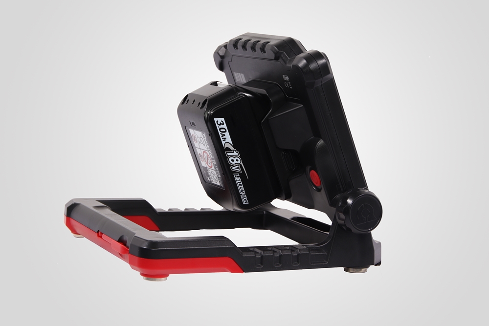 @LED Arbeitsleuchte Job pro. Hintere seitliche Ansicht mit Batterie.