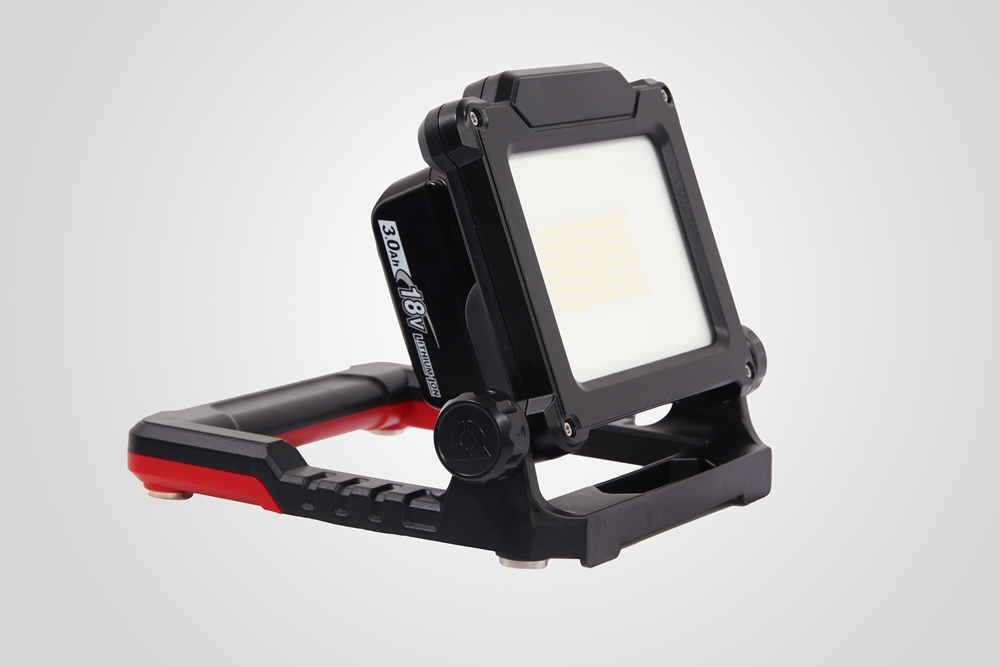 @LED Arbeitsleuchte Job pro. Seitliche Ansicht mit Batterie.