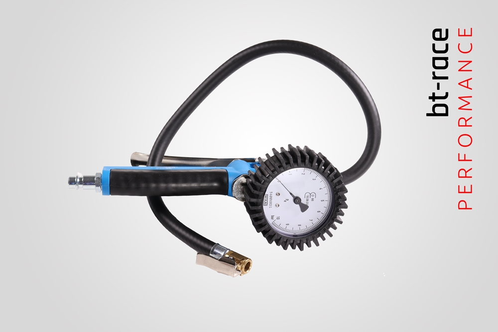 Reifenfüller geeicht blau bt-race. Ansicht auf den Manometer mit dem gummierten Rand.