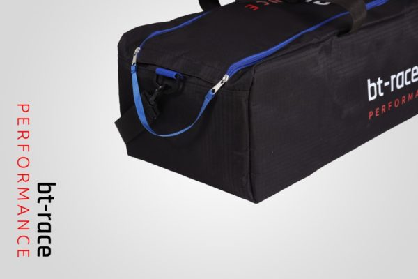 Transporttasche Sporttasche von bt-race Sicht auf die Front mit dem Griff zur Hilfe beim Aufstellen der Tasche.